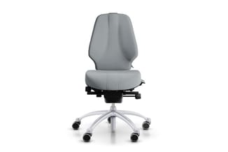 Grijze bureaustoel met ergonomische rugsteun, zwarte zitting, lichte wielbasis met vijf poten, frontale weergave.