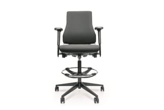 Grijze ergonomische bureaustoel met armleuningen en voetsteun, zwart onderstel met wielen, frontaal weergegeven tegen witte a