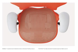 Rode bureaustoel van bovenaf gezien met witte armsteunen, mesh-zitting en AirWeave-suspensie-technologie.
