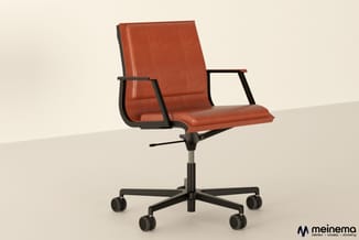 Rode kantoorstoel met zwart metalen onderstel op wielen, ergonomische rugleuning en armsteunen, op neutrale achtergrond.