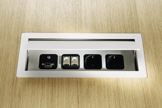Wit bureau-inbouwunit met vier zwarte modules: HDMI-aansluiting, twee netwerkpoorten, twee stopcontacten.