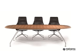 Ovale vergadertafel met walnoothouten blad en drie zwarte lederen stoelen met aluminium onderstel.