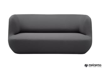 Grijze lounge bank met afgeronde vormen en gestructureerde stofbekleding, frontaal gepositioneerd.