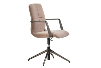 Beige draaibare bureaustoel met armleuningen en zwart metalen vijfpoots onderstel op wit oppervlak.