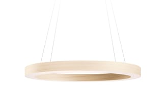 Ronde hanglamp met houtkleurig frame en witte binnenzijde, opgehangen aan twee dunne kabels tegen witte achtergrond.