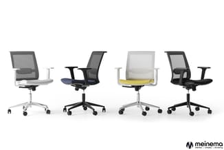 Vier moderne bureaukstoelen met netrug in verschillende kleuren: grijs-wit, zwart-blauw, wit-geel en zwart. Meinema-logo onde