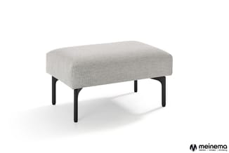 Grijze poef met zwarte houten poten op wit geïsoleerde achtergrond.