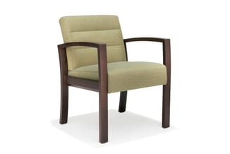 Houten fauteuil met donkerbruine houten frame en groenige gestoffeerde zitting en rugleuning op witte achtergrond.