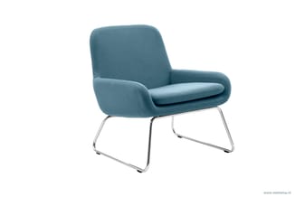Blauwe loungestoel met afgeronde rugleuning, armleuningen en zituitstulping, op zilverkleurig metalen stelframe.