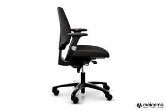 Zwarte ergonomische bureaustoel met netrug, verstelbare armleuningen en wielenonderstel, zijprofiel tegen witte achtergrond.