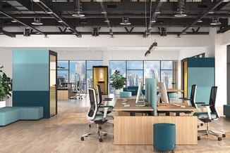 Modern kantoor met houten bureaus, turquoise akoestische scheidingswanden, zwart-witte bureaustoel en glazen ramen met stadsu