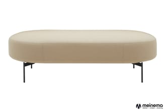 Ovale loungebank in beige stof met zwarte metalen poten, frontaal gefotografeerd tegen witte achtergrond.
