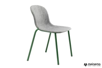 Grijze stoel met gestoffeerde zitting en rugleuning op groen metalen frame, vier poten, vrijstaand tegen witte achtergrond.