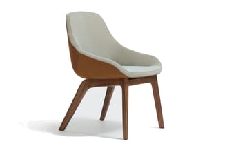 Moderne stoel met grijsbeige stoffen zitting, cognackleurig lederen rugpaneel en donkerbruin houten frame met schuine poten.
