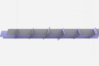 Akoestische wandpanelen in grijs en lavendelblauw, verticaal gemonteerd in een rij op een horizontale rails.