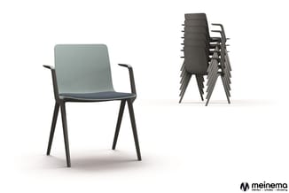 Moderne vergaderstoel met lichtblauw/grijs kunststof ruggedeelte, donkerblauw zitgedeelte en zwarte poten met armleuningen. R
