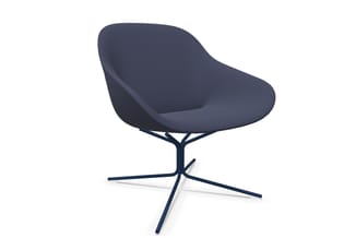 Moderne draaistoel met donkerblauwe stoffen zitting en gebogende rugleuning op stervormig metalen onderstel in donkerblauw.