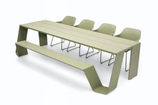 Groene vergadertafel met geïntegreerde zitbanken en vier grijsgroene stoelen met metalen onderstel.