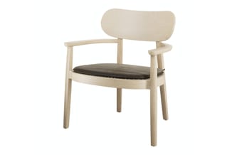 Houten stoel met armleuningen, afgeronde rugleuning en zwart zitpad tegen witte achtergrond.