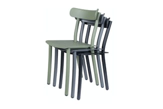Gestapelde kunststoffstoelen in groen en antraciet met houten zitting, vier stuks zichtbaar.
