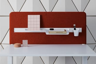 Rode akoestische panelen met witte organizer-rail, displaytegel, kurk en terrazzo monster op witte werktafel.