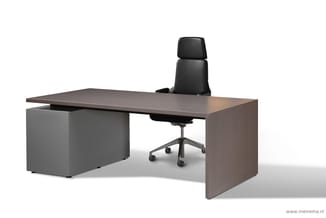 Bruine werkplek met rechthoekige bureau, grijze ladeblok, zwarte bureaustoel met hoofdsteun en wieltjes.