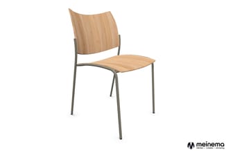 Stoel met houten zitting en rugleuning, grijs metalen frame, stapelbaar design, moderne kantooruitvoering.
