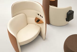 Twee crèmekleurige fauteuils met houten zijpanelen en zwart accent. Linkerstoel toont zitoppervlak en rug, rechterstoel met b