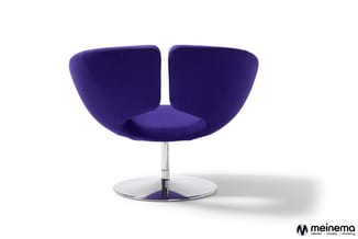 Blauwe fauteuil met halfronde, ergonomische rugleuning op chromen voetstuk tegen witte achtergrond.