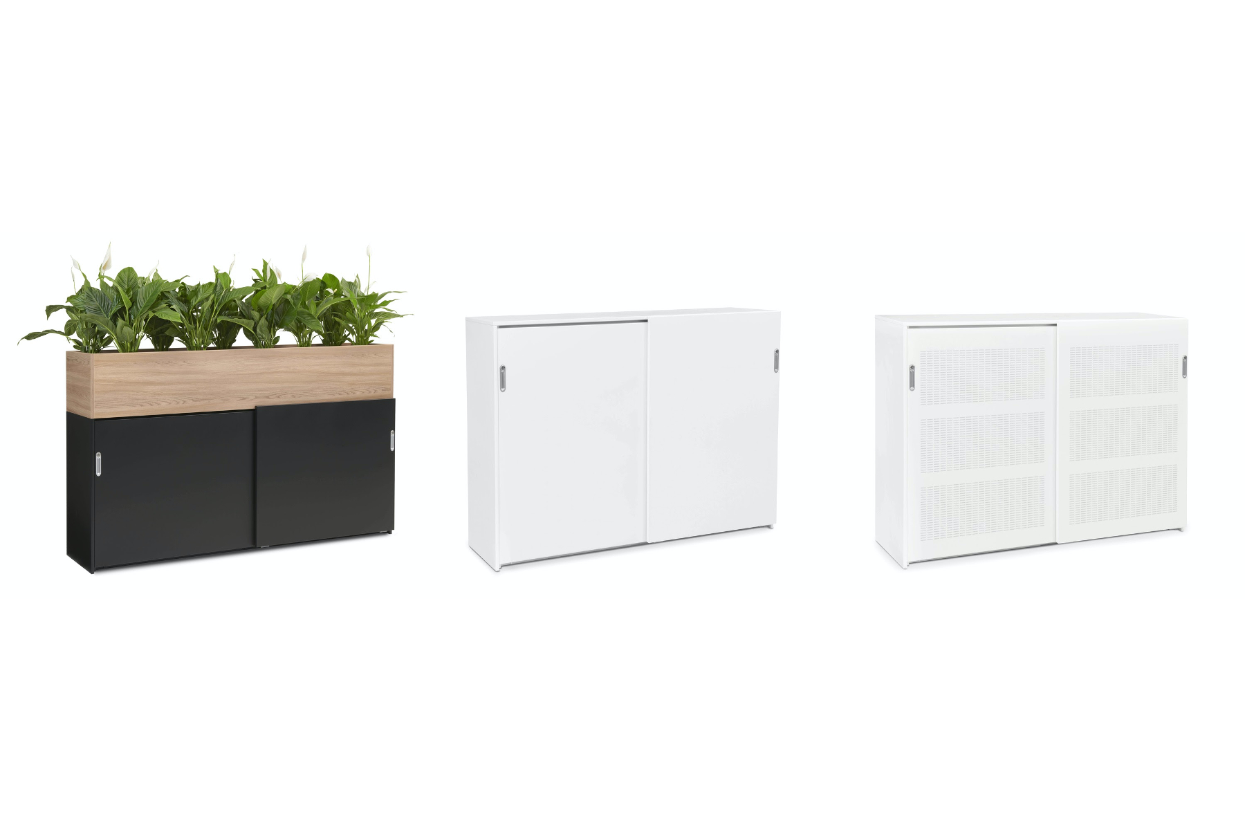 Drie witte kasten met schuifdeuren; links één met houten bovenkant en plantenbak, rechts twee met gesloten en ventilatie-desi