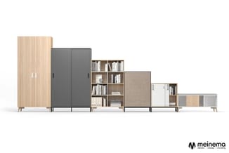 Modulaire kasten en kastencombinaties in verschillende hoogten en materialen (hout, grijs, wit) met boeken en opbergruimte, o