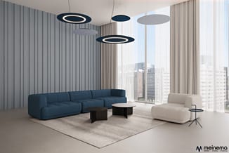 Moderne lounge met blauwe gebogen sofa, witte fauteuils, zwarte tafels, grijze wandpanelen, hangende circulaire verlichting e