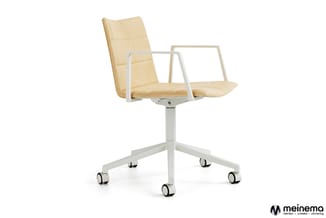 Beige/crème kantoorstoel met wieltjes, witte aluminium frame en armleuningen, draaizitting op wit onderstel.
