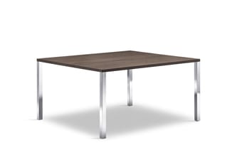 Vierkante vergadertafel met donkergrijs houten blad en vier zilverkleurige metalen poten.