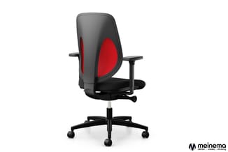 Zwarte bureaustoel met rood mesh rugwerk en zwart zit, armsteun en zwenkvoeten op wieltjes, frontaanzicht.