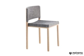 Houten stoel met grijze gestoffeerde zitting en rugleuning, verticale stiksels, op wit geïsoleerde achtergrond.