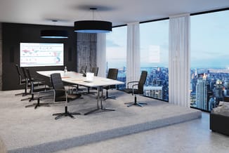 Moderne vergaderruimte met rechthoekige witte tafel, zwarte ergonomische bureaustoelen, zwarte hangende verlichting, grote ra