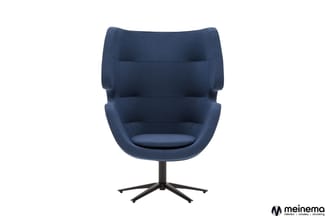 Blauwe draaistoel met hoge, ergonomische rugleuning en zwart kruis onderstel, frontaal gefotografeerd tegen witte achtergrond