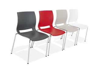 Vier stapelstoelen met kunststof zitting in grijs, rood, beige en wit op aluminium onderstel, frontaal weergegeven.