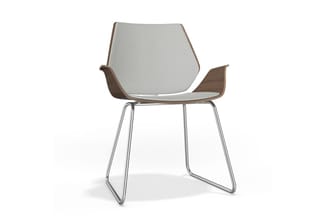 Moderne stoel met bruinen houten rugleuning, grijze zitting, armleuningen en zilveren sled-frame op wit oppervlak.