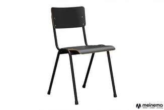 Zwarte stoel met gebogen rugleuning en zitting, zwart metalen frame, goudkleurige accenten, tegen witte achtergrond.
