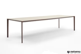 Rechthoekige vergadertafel met licht grijs blad en donkerbruin metalen frame, frontaanzicht.