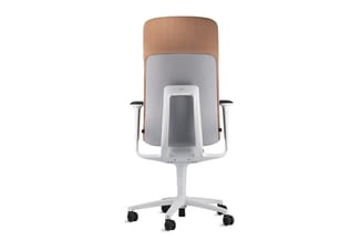 Ergonomische bureaustoel met houten rugkuip in naturel/bruin, grijze bekleding, witte kunststof onderstel, zwarte armleuninge