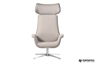 Grijsbeige draaibare loungestoel met hoge rugsteun, armleuningen en vierpotig aluminium kruisvoetonderstel.