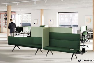 Modern kantoorinterieur met groene akoestische bankstellen, houten zuilen, werkplekken met bureaus en ergonomische stoelen, g