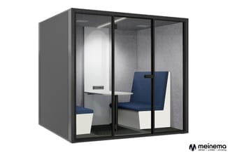 Gesloten belcel met zwart aluminium frame, glazen deuren en wanden bekleed met grijs geluidsdempend materiaal. Binnen witte w