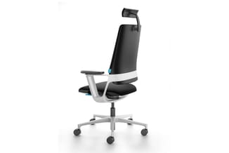 Ergonomische bureaustoel met hoog zwart rugleuning, wit frame, zwarte zitting, armsteunen en blauwe accenten. Op wieltjes.