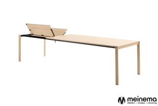 Houten vergadertafel met licht natuurfineer, zwart metalen onderstel en twee uitklappanelen bovenop voor flexibele tafellengt