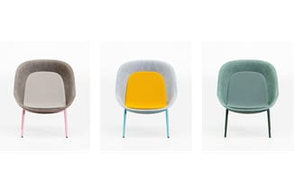 Drie stoelen met geboeid ontwerp: grijs met roze poten, lichtblauw met geel zit en geel onderstel, groen met donkergroene pot
