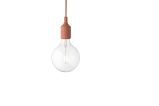 Hangende verlichting met terracotta-kleurige fitting en helder glazen bolbol-vormige lamp met zichtbare gloeidraad.